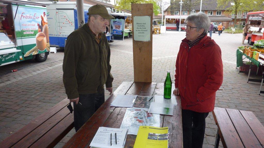 Christel Oehlmann (BUND) auf dem Wochenmarkt im Gespräch